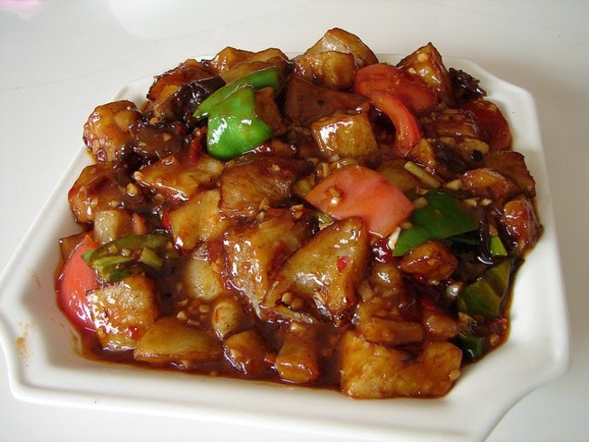 Curry d’aubergines, poivrons, tomates, noix